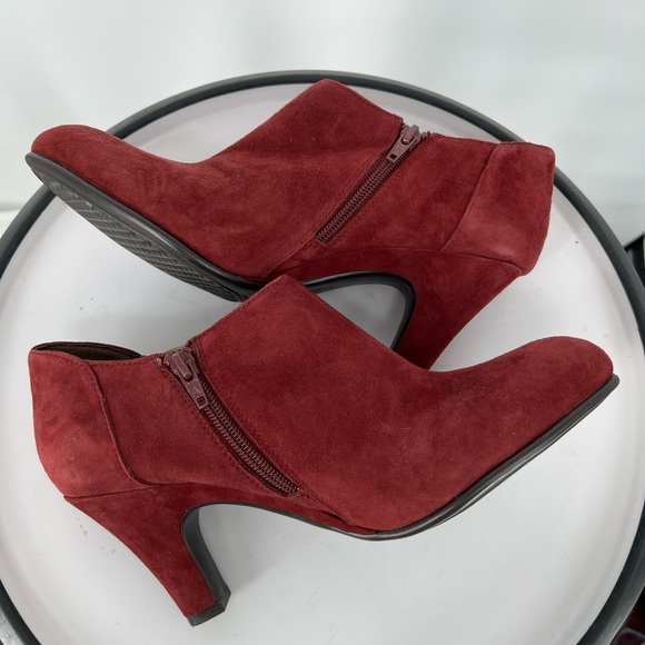 AEROSOLES ESCAPE NWOT‎ Elegant Burgundy Suede Ankle Boots w/gold fashion buckle - Picture 6 of 9